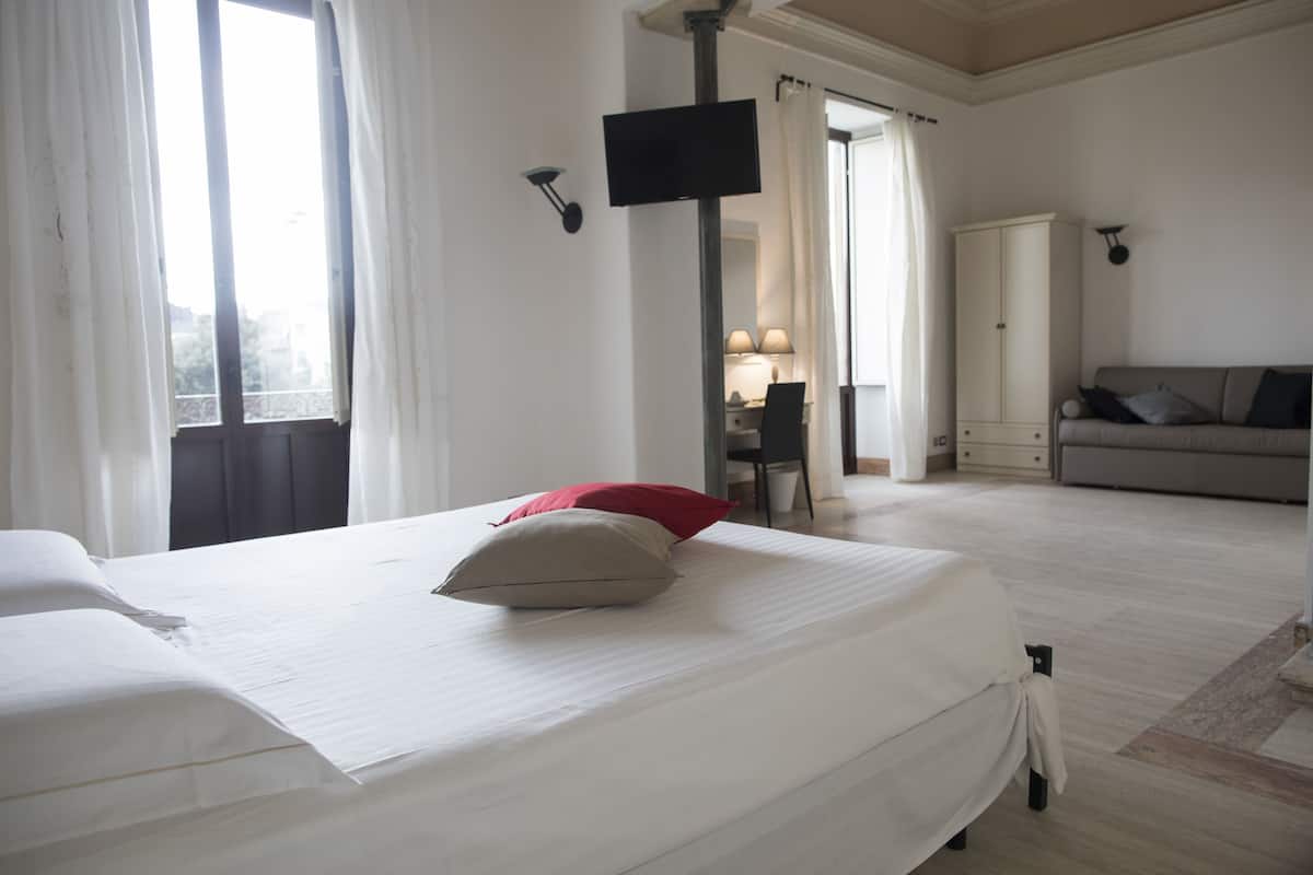 Superior Room, Balcony | Premium bedding, minibar, in-room safe, desk