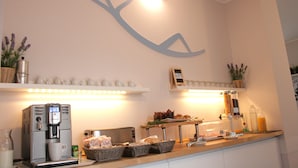 Free daily buffet breakfast  - B&B Cufà (Pescara)