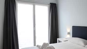 Superior-huone, terassi | Ylelliset vuodevaatteet, minibaari, tallelokero huoneessa, työpöytä