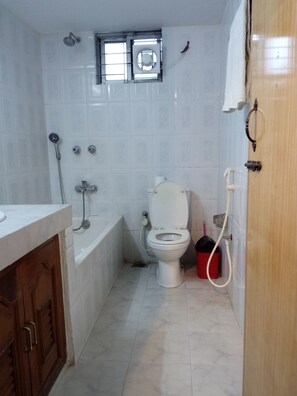 Chambre Deluxe | Salle de bain | Articles de toilette gratuits, serviettes fournies