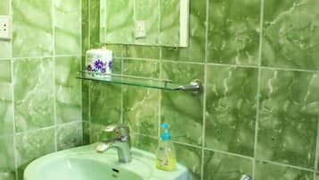 Kamar Deluks | Kamar mandi | Perlengkapan mandi gratis dan handuk
