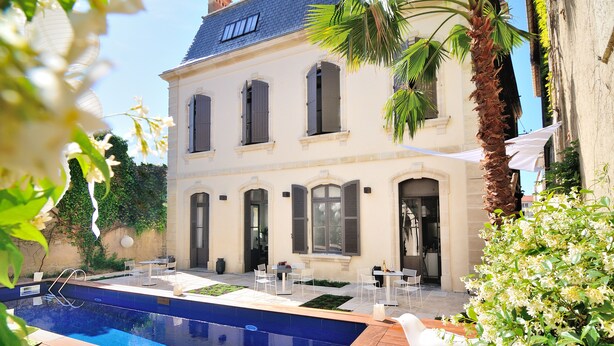 A two-story house with a swimming pool, outdoor seating, and a garden. - L'Hôtel Particulier Béziers (Béziers)