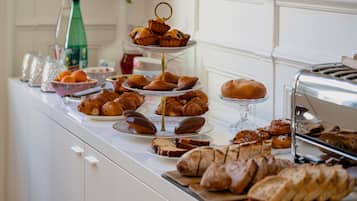 Daily buffet breakfast for a fee