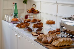 Café da manhã com buffet todos os dias mediante uma taxa