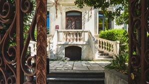 A stone staircase leading to a building entrance with ornate metal railings. - L'Hôtel Particulier Béziers (Béziers)