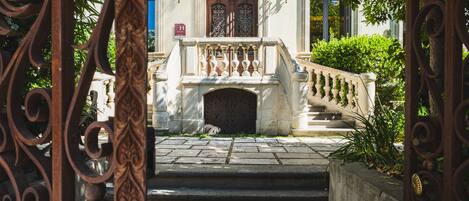 Vista frontal de la propiedad