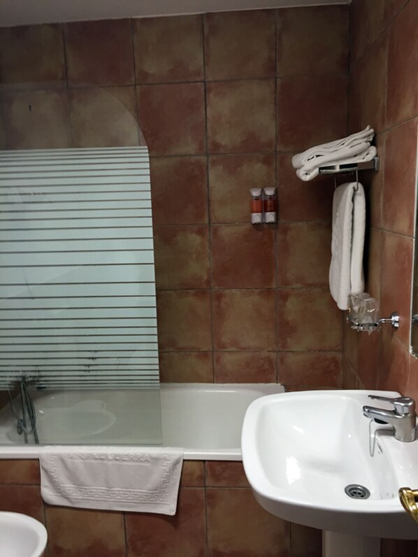 Chambre quadruple | Salle de bain