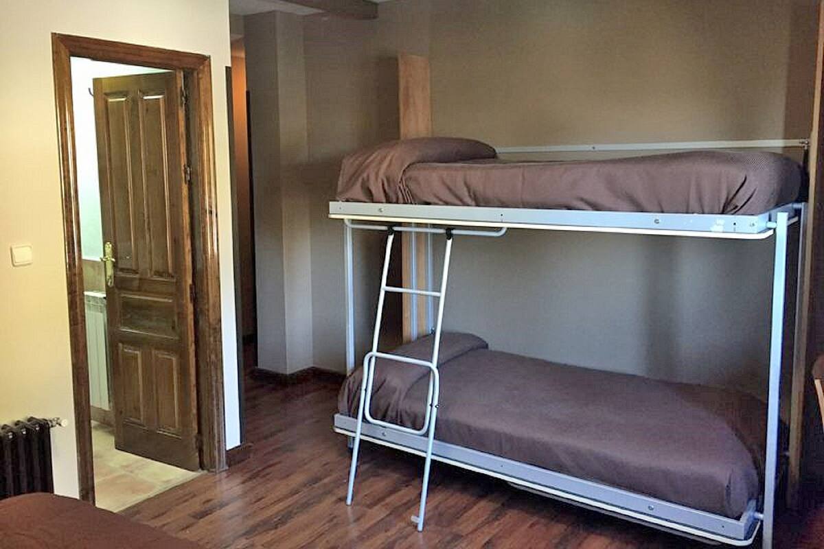 Habitación cuádruple | Caja fuerte, escritorio, cortinas opacas y cunas (de pago)