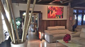 Lobby sitting area - Hotel El Guerra (Guejar Sierra)