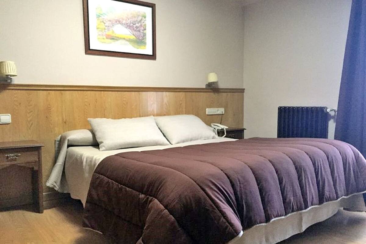 Habitación con 1 cama doble o 2 individuales | Caja fuerte, escritorio, cortinas opacas y cunas (de pago)
