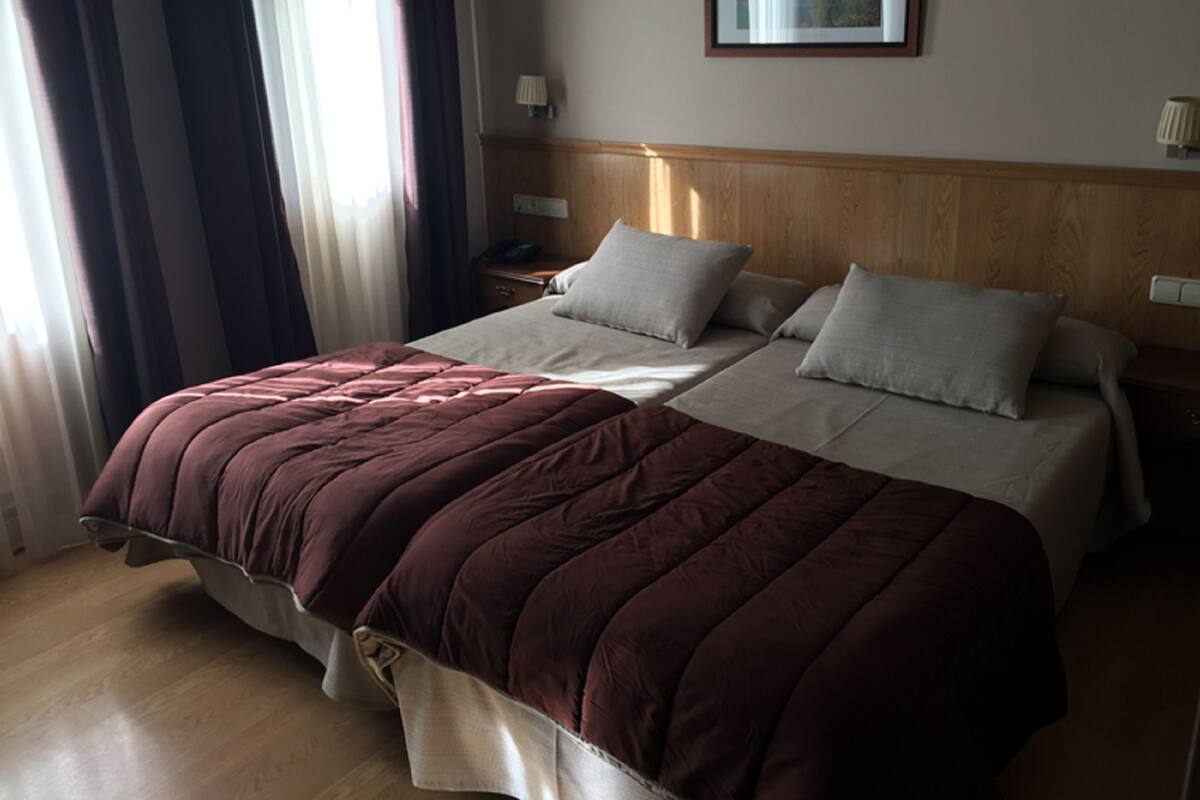 Habitación triple | Caja fuerte, escritorio, cortinas opacas y cunas (de pago)