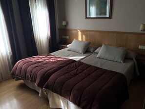 トリプルルーム | セーフテ  ィボックス (室内)、デスク、遮光カーテン、ベビーベッド