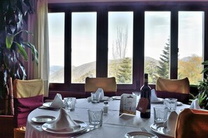 Se sirven desayunos, almuerzos y cenas; cocina regional