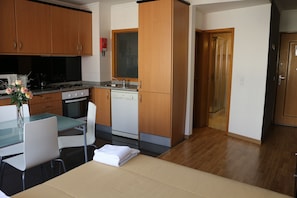 Studio (2/3) | Living area | Flat-screen TV - Studios Porto Solar (Porto)