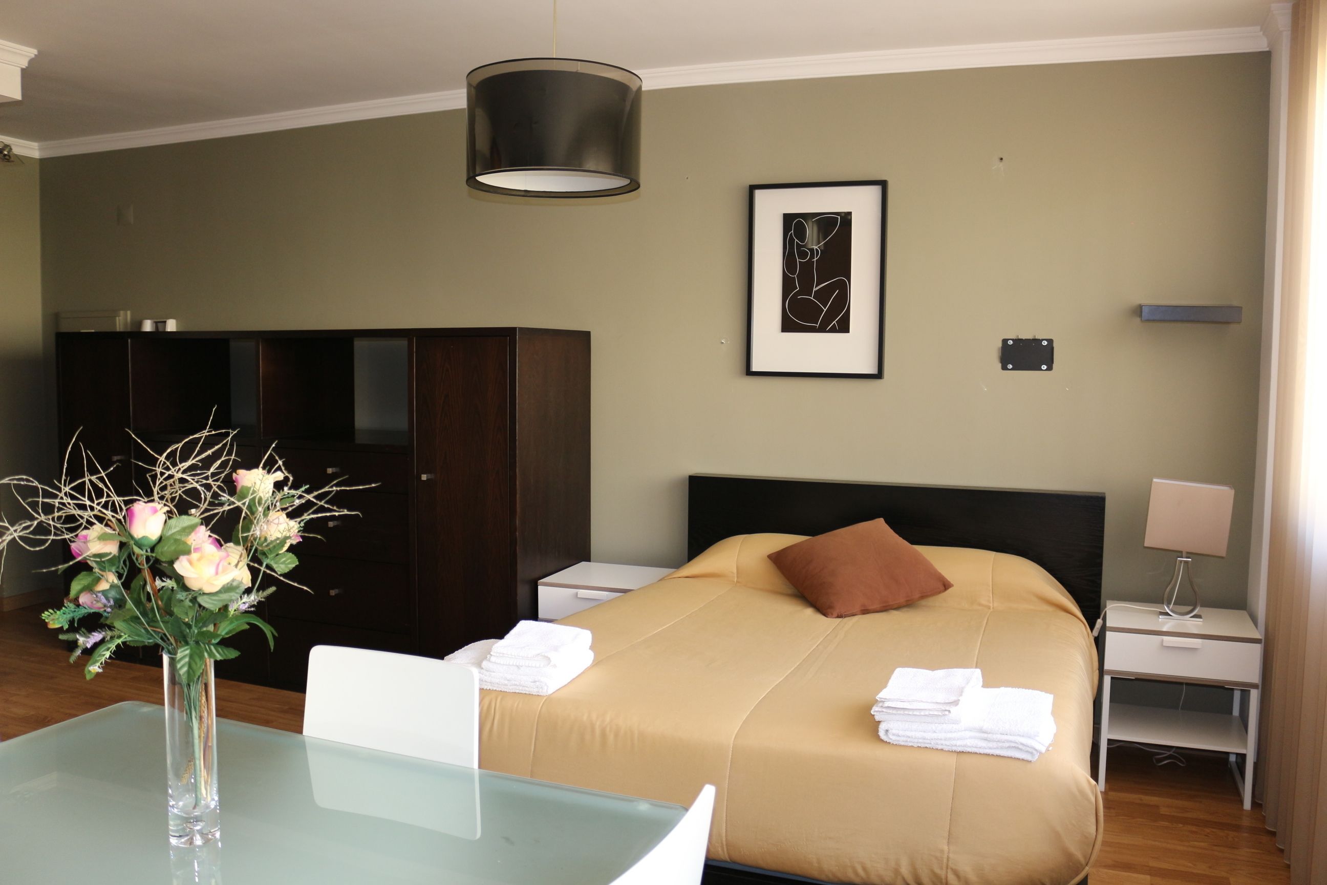 Studio (2/3) | Privékitchenette | Een koelkast/vriezer, een magnetron, een kookplaat, een vaatwasser