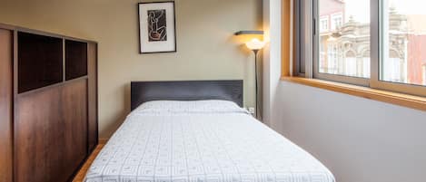 Estudio (2/3) | Escritorio, cortinas blackout y tabla de planchar con plancha