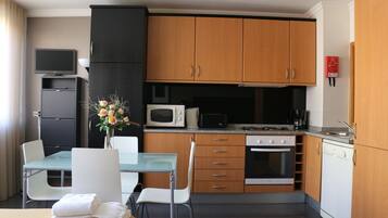Studio (2/3) | Private kitchenette | Full-size fridge, microwave, stovetop, dishwasher