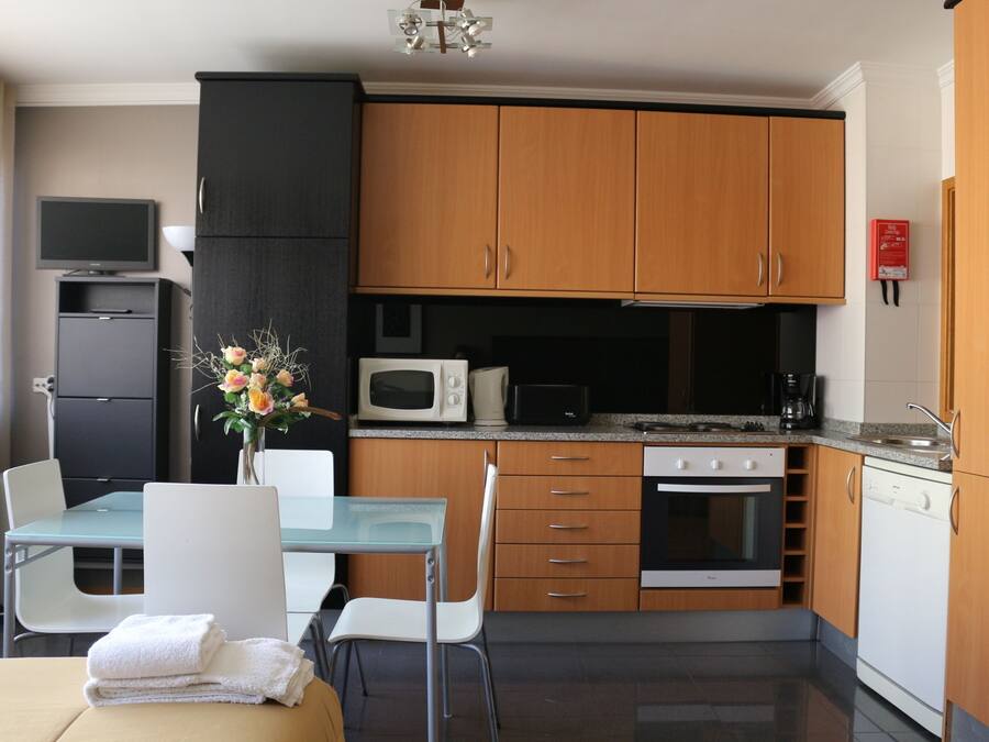 Estúdio (2/3) | Cozinha americana privada | Geladeira grande, micro-ondas, cooktop, lava-louças