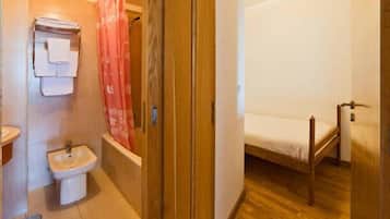 Haartrockner, Bidet, Handtücher, Toilettenpapier