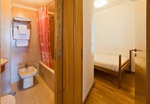 Secador de cabelo, bidê, toalhas de banho, papel higiênico