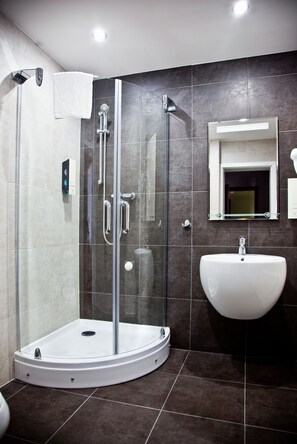 Free toiletries, hair dryer, slippers, towels - Lavender Hotel Poznań (Poznan)