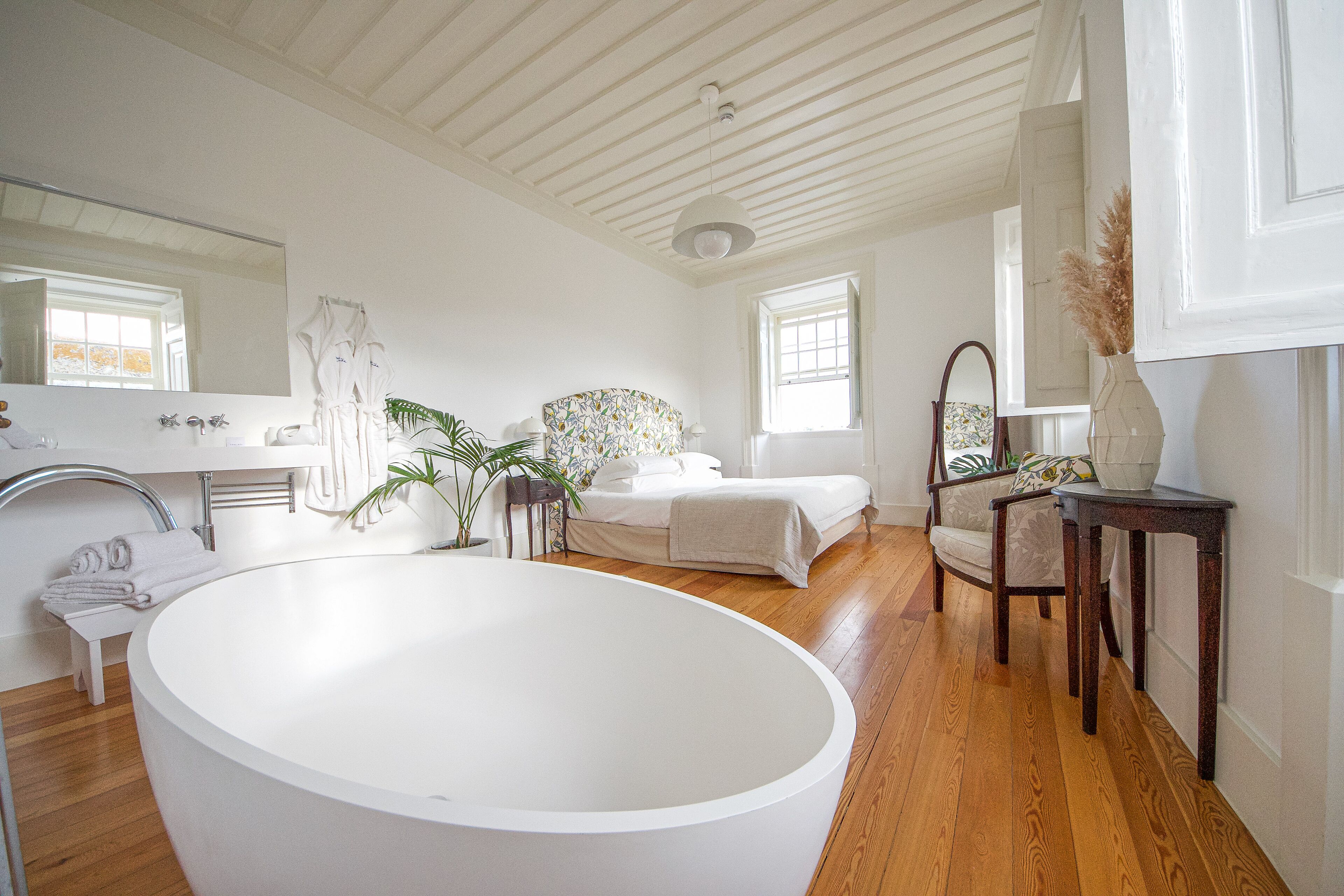 suite, poolside | minibar, in-room safe, desk, soundproofing