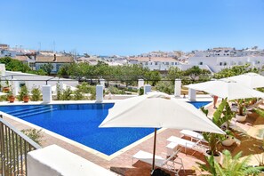 Una piscina al aire libre, tumbonas