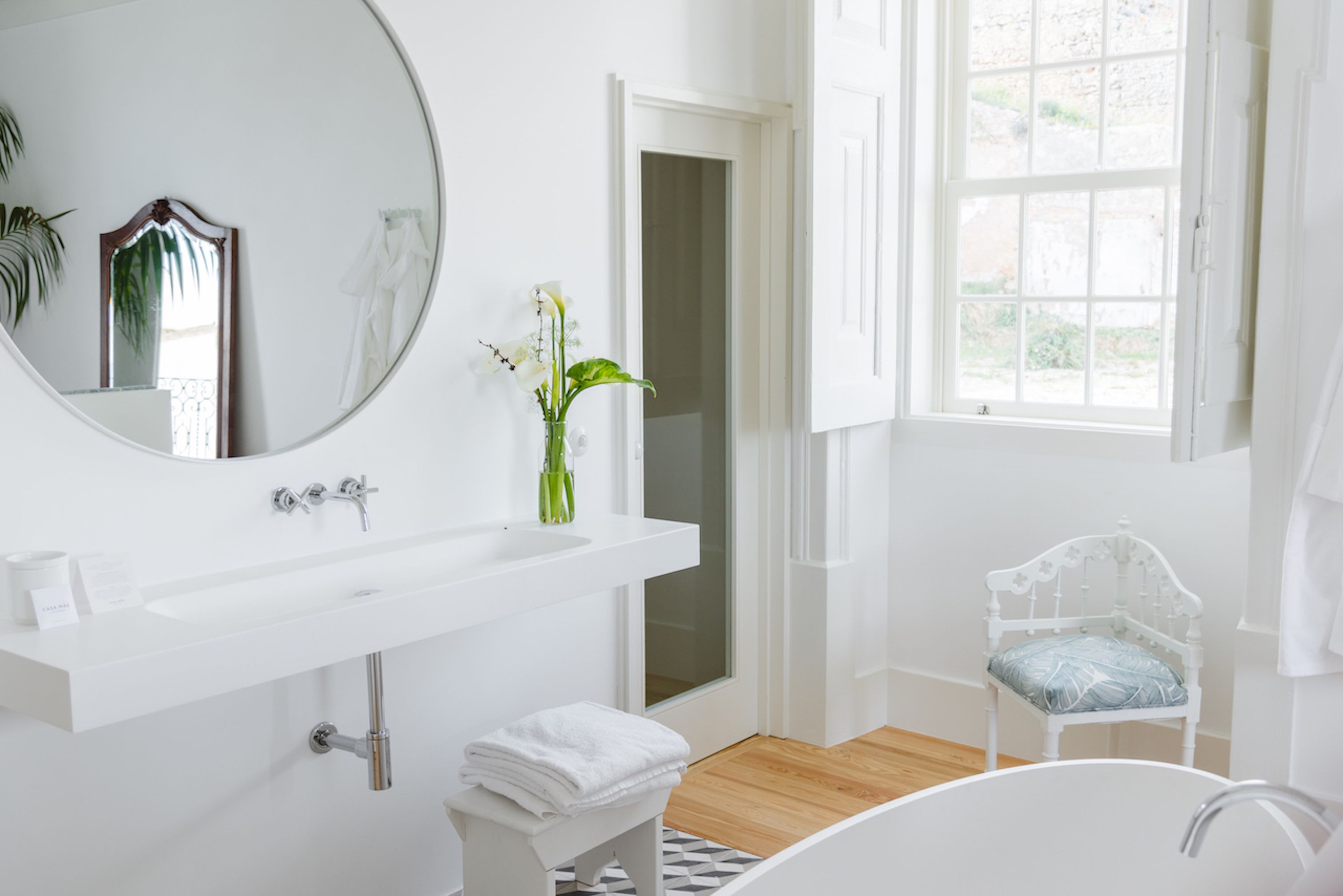 design suite, balcony | bathroom | combined shower/bathtub, deep-soaking bathtub, free toiletries