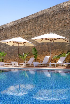 室外游泳池，日光浴躺椅