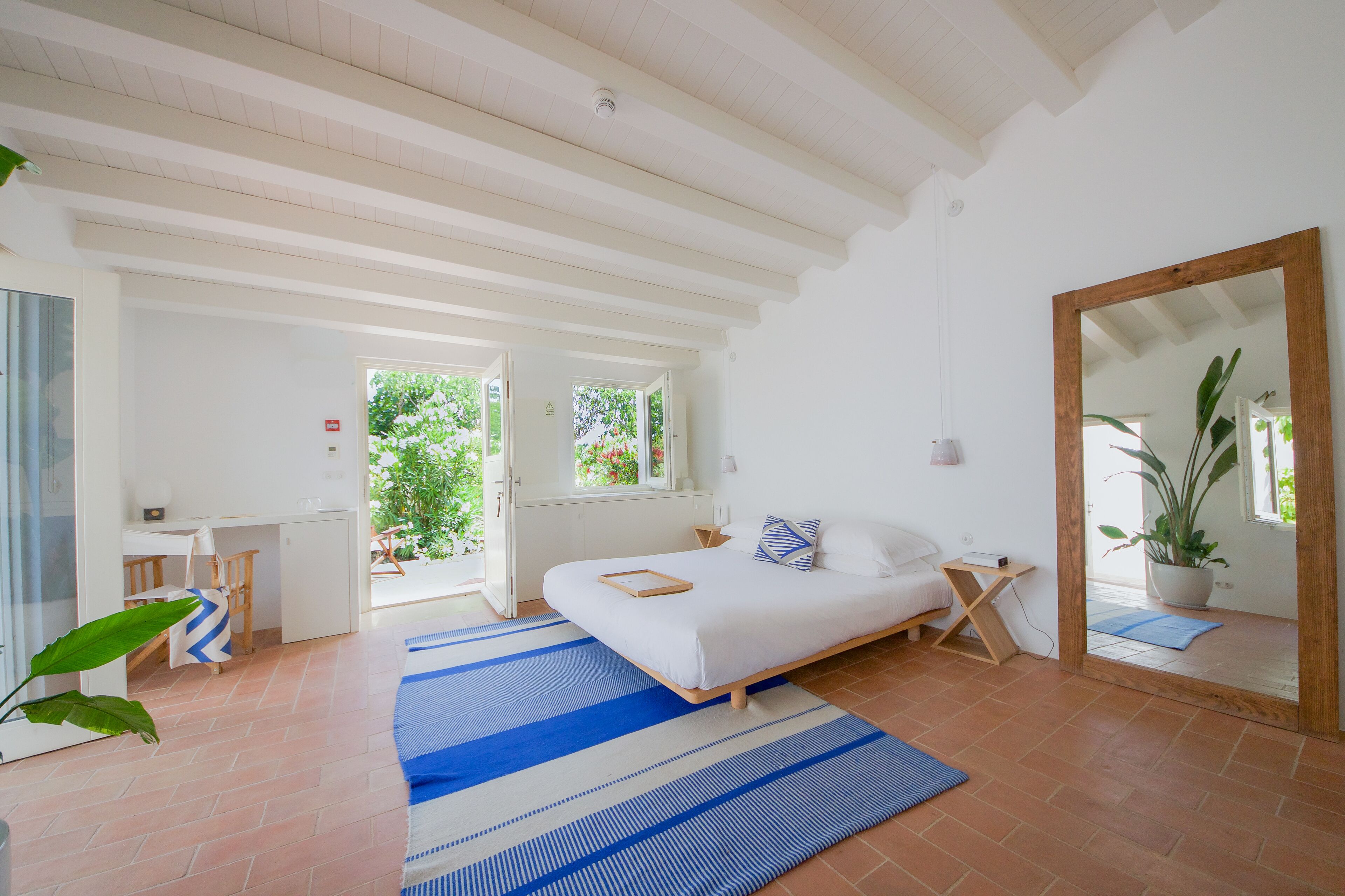 bungalow, courtyard area | minibar, in-room safe, desk, soundproofing