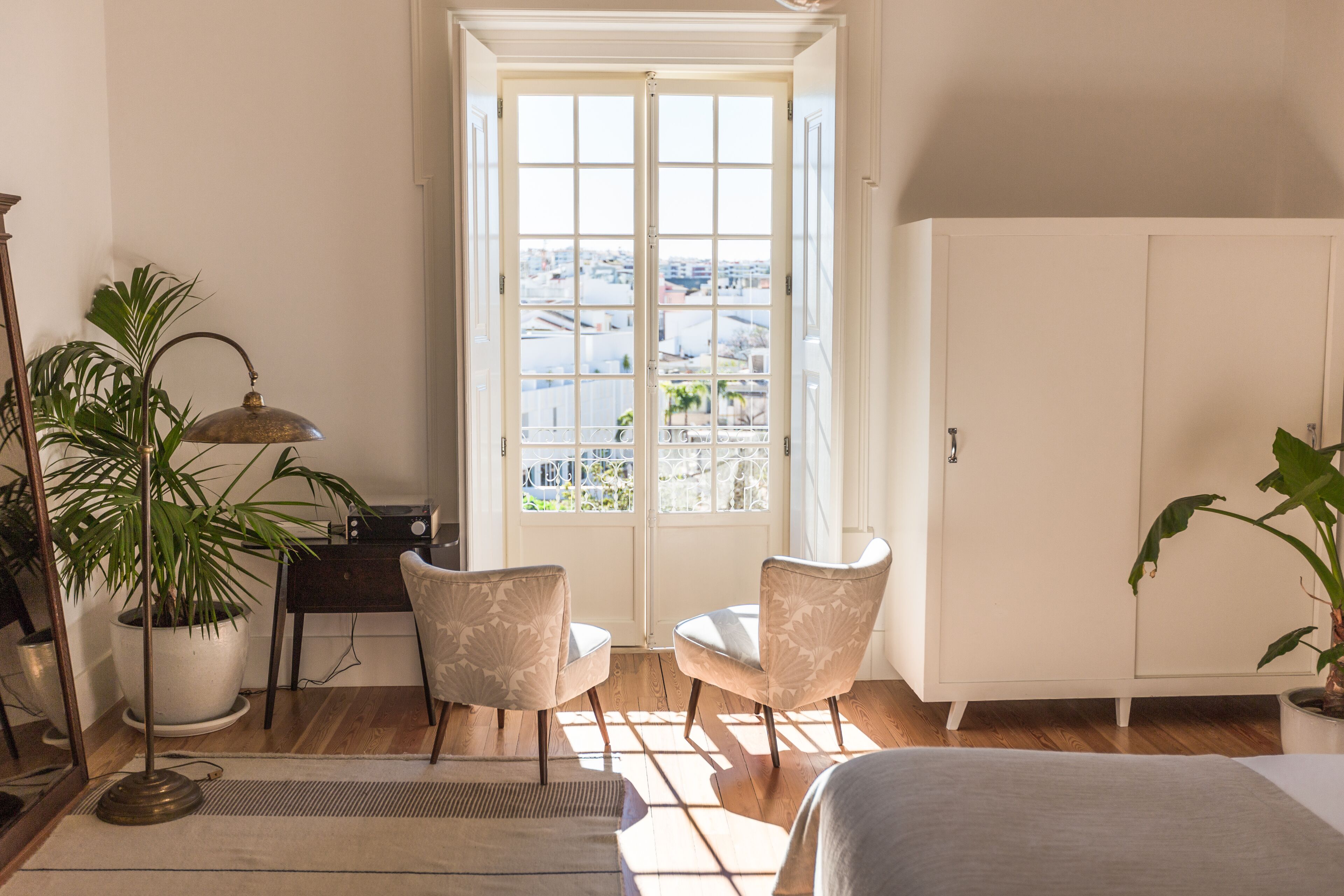 comfort suite, pool view | minibar, in-room safe, desk, soundproofing