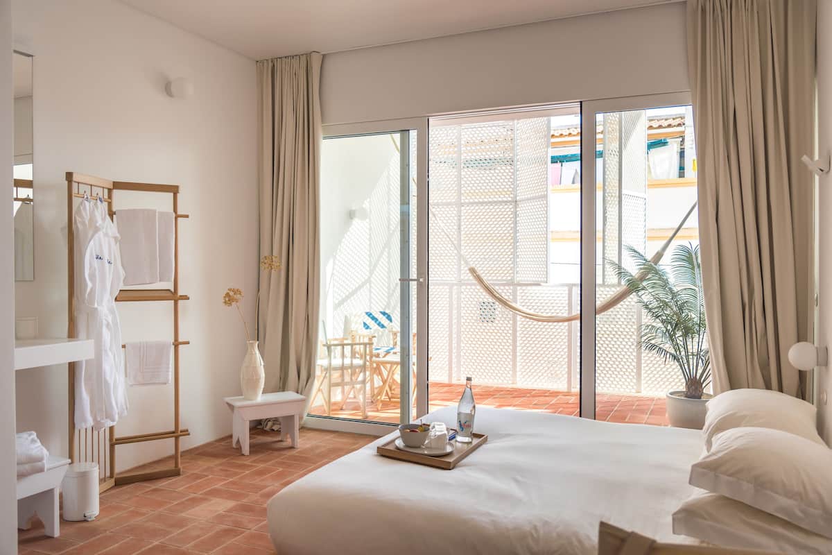 Standaard tweepersoonskamer, balkon | Een minibar, een kluis op de kamer, een bureau, geluiddichte muren