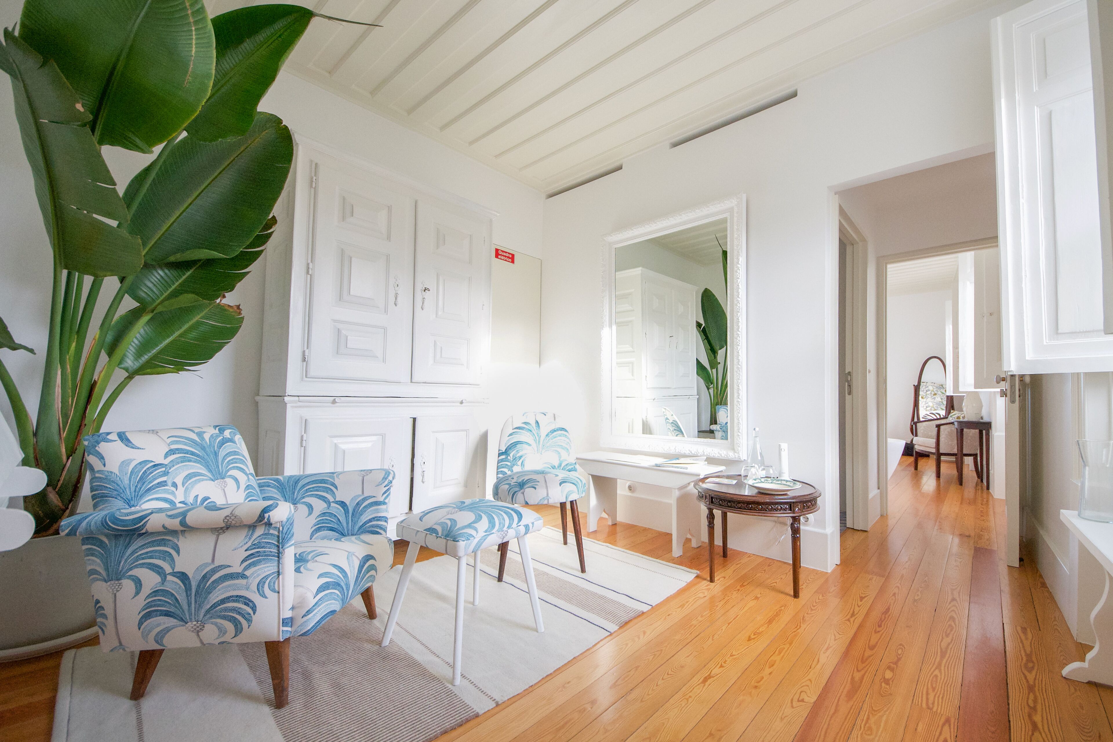 suite, poolside | living area | flat-screen tv