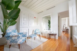 Suite, Poolseite | Wohnbereich | Flachbildfernseher