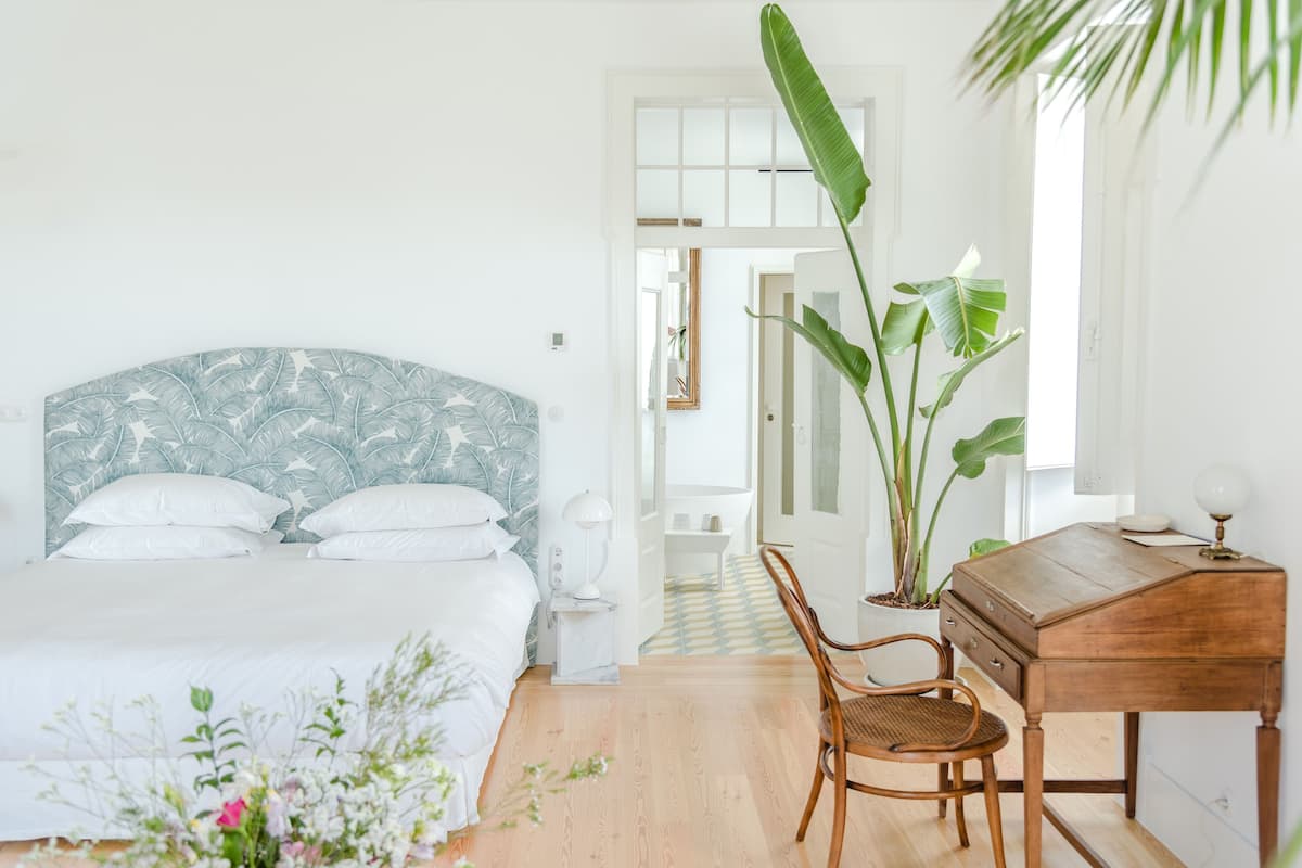 Luxe suite, uitzicht op zwembad | Een minibar, een kluis op de kamer, een bureau, geluiddichte muren