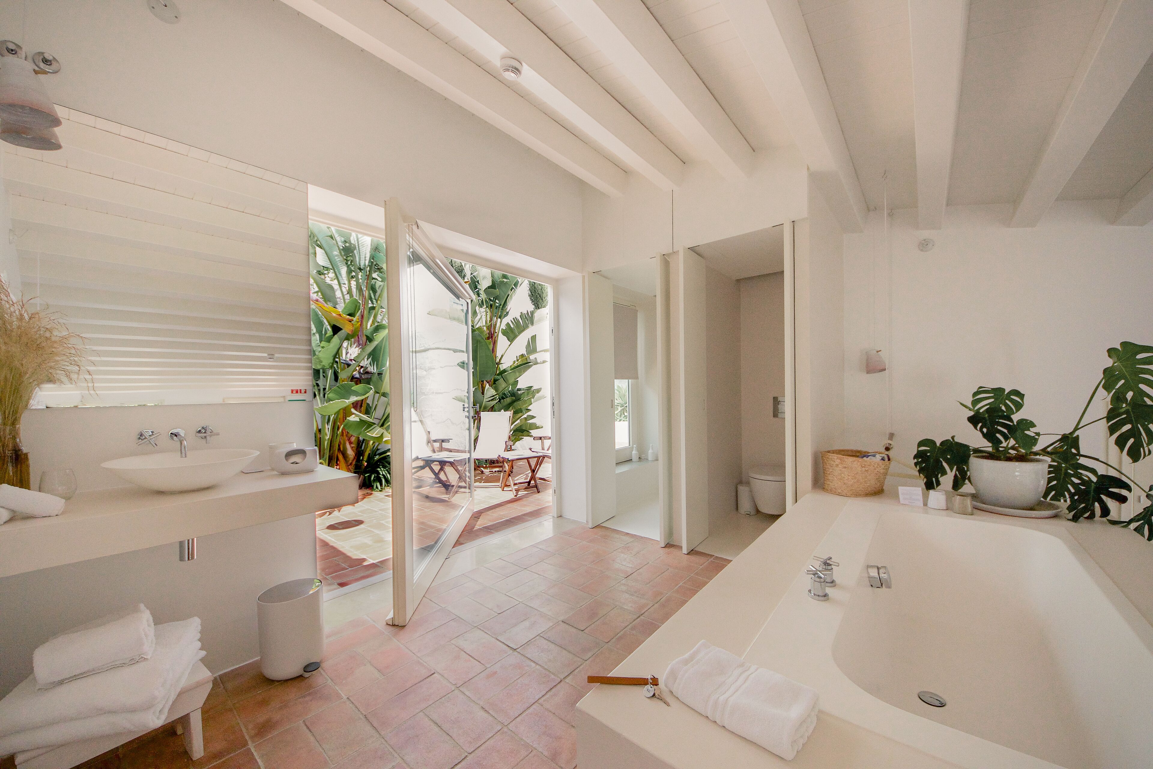 bungalow, courtyard area | minibar, in-room safe, desk, soundproofing