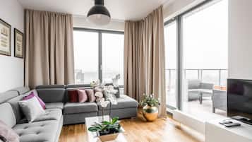Penthouse, 2 habitaciones, Terraza, vista al río (429) | Área de sala de estar | Televisión de pantalla plana