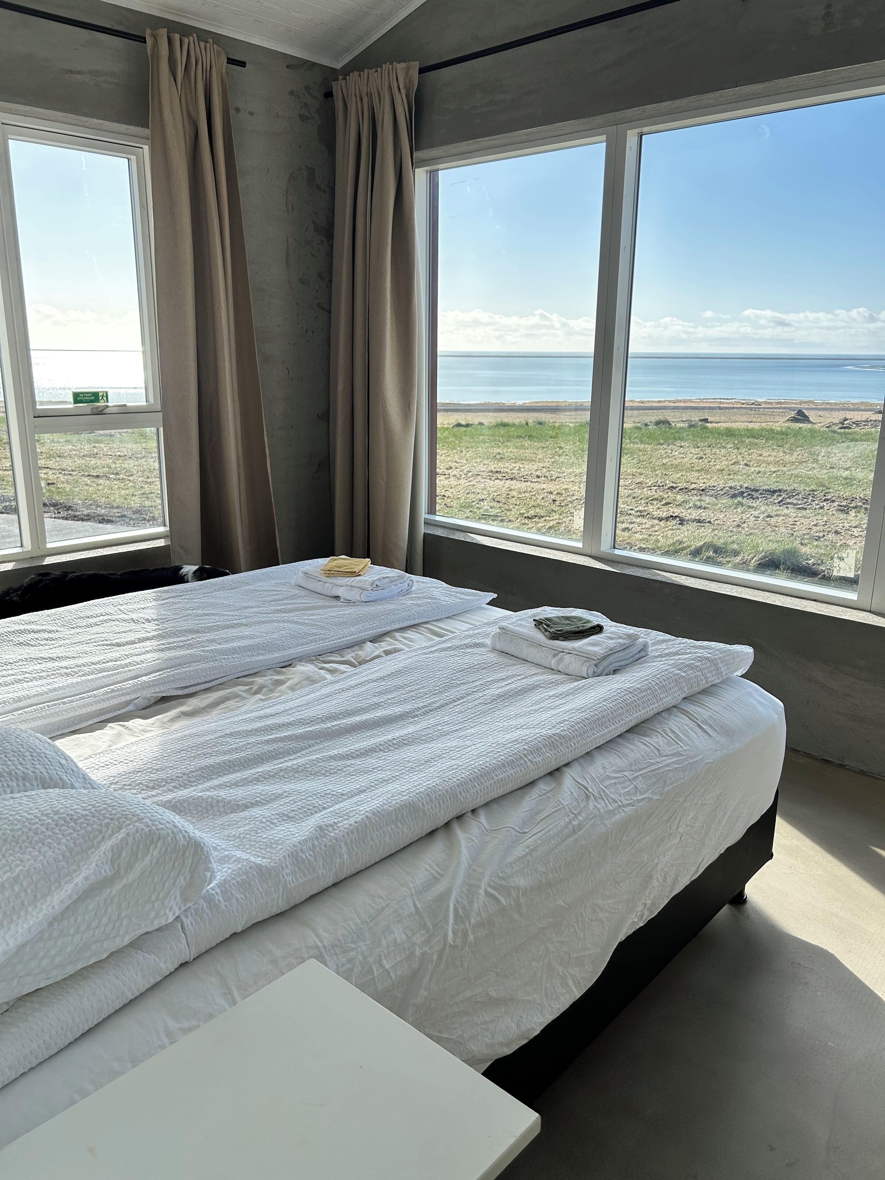 Bungalow | Ropa de cama hipoalergénica, cortinas blackout y wifi gratis 