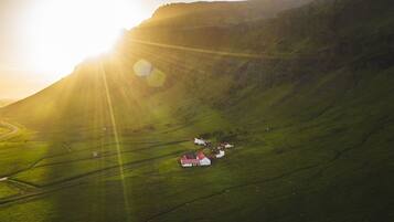 Un paisaje rural con una casa y campos.