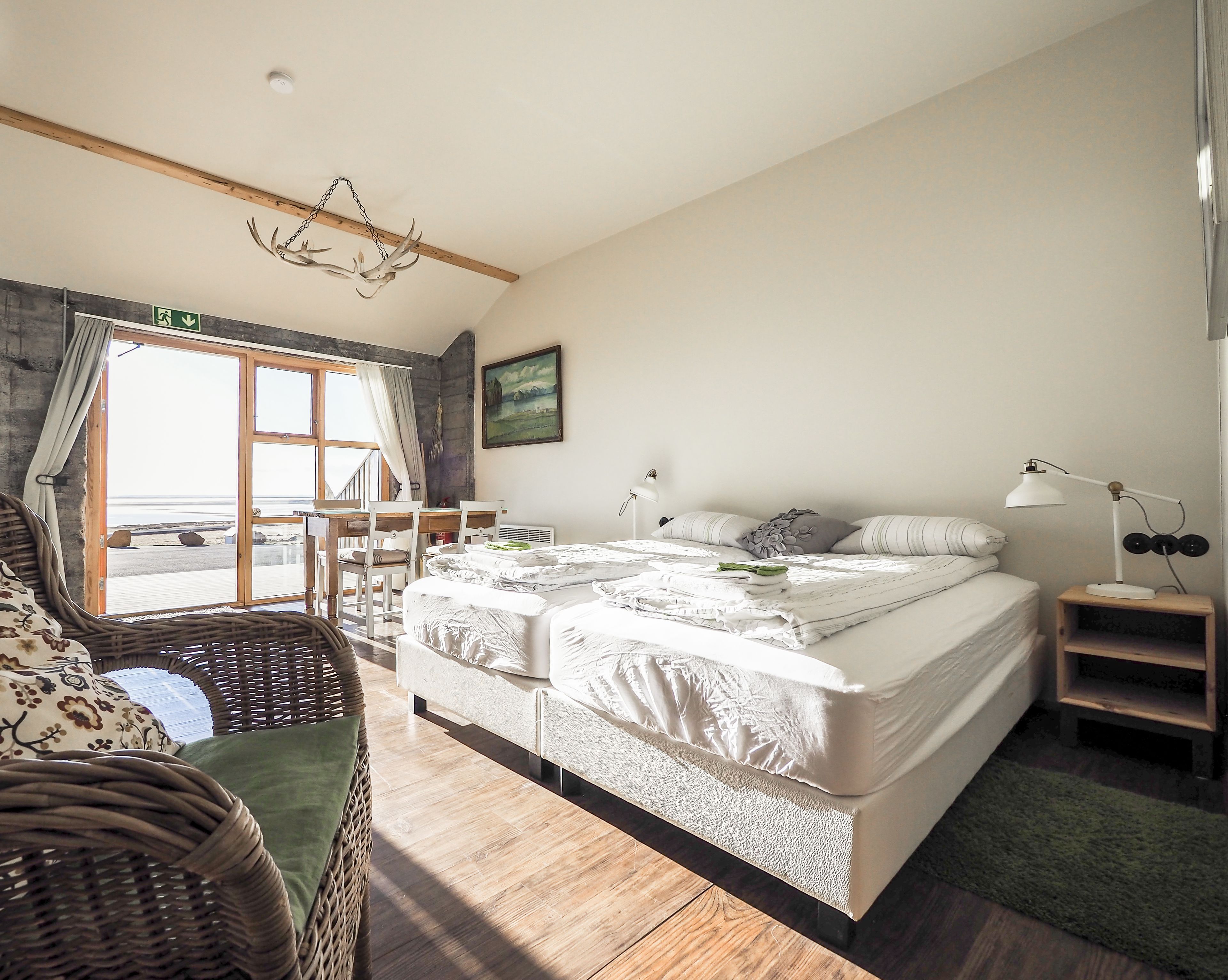 Ein Schlafzimmer mit Bett, Nachttischen, Schreibtisch und Stuhl.
