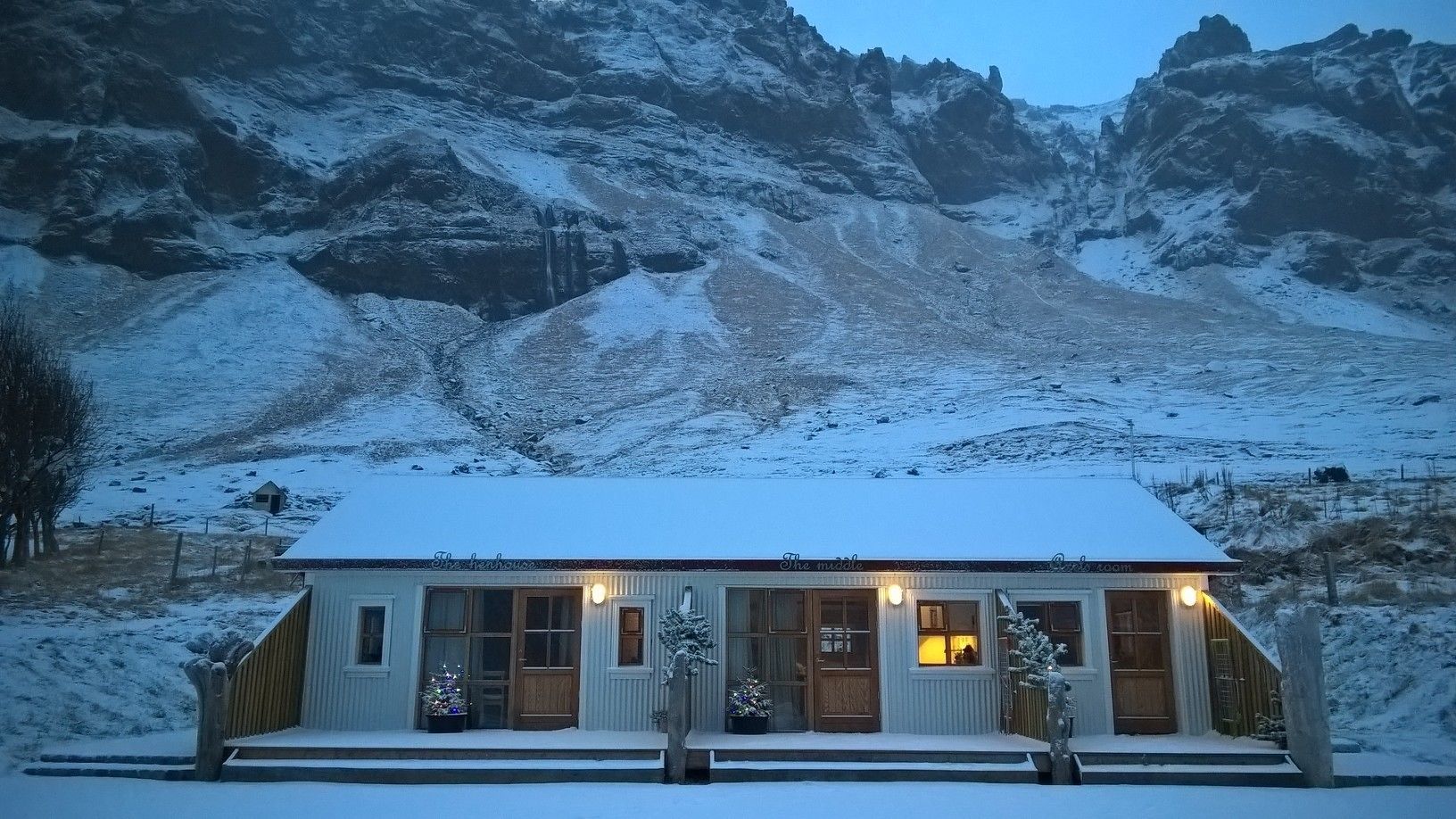Un edificio coperto di neve con un cartello che recita “The middle”.