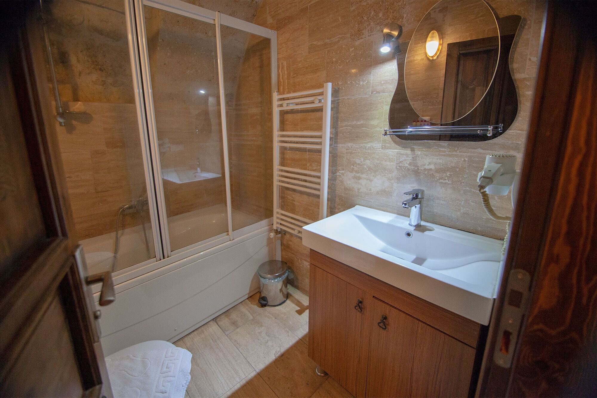 standard double room | bathroom | free toiletries, hair dryer, slippers, towels