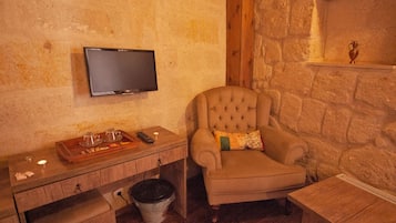 Deluxe tweepersoonskamer | Luxe beddengoed, een kluis op de kamer, een bureau, een laptopwerkplek