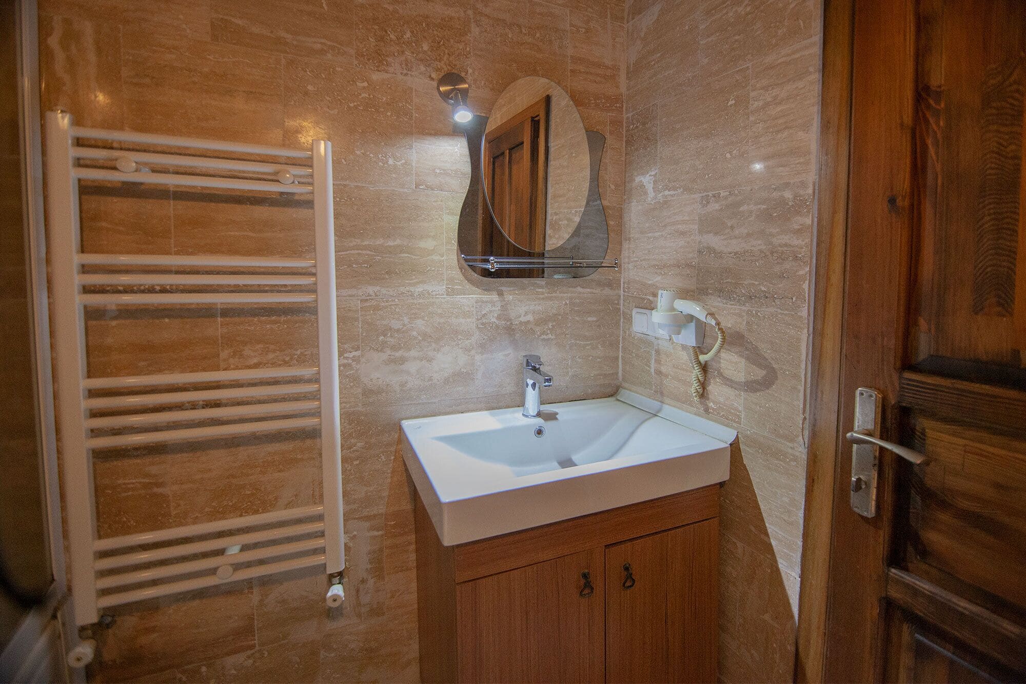 standard double room | bathroom | free toiletries, hair dryer, slippers, towels