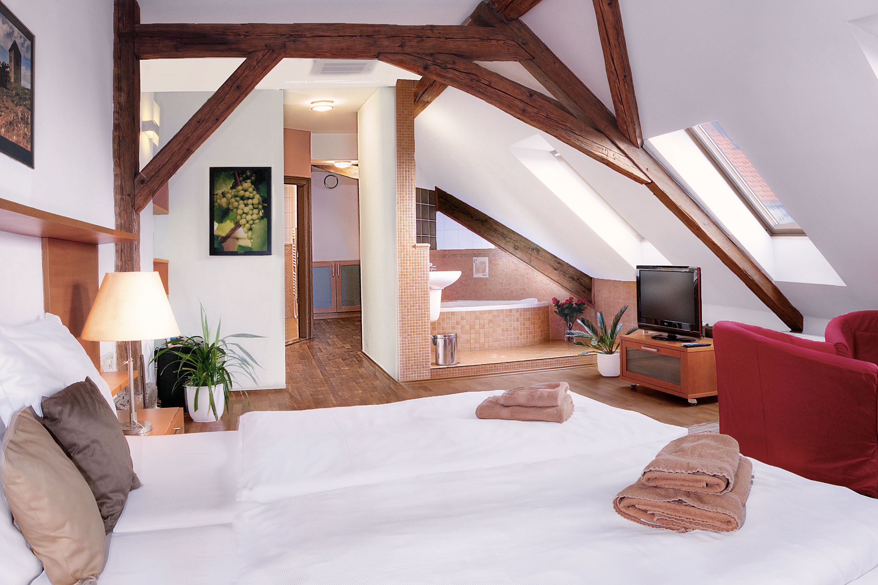 Superior Double Room, Bathtub (VIP room) | Bar mini, peti besi dalam bilik, seterika/papan seterika 