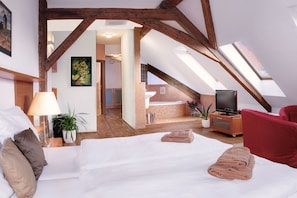Chambre Double Supérieure, baignoire (VIP room) | Minibar, coffres-forts dans les chambres, fer et planche à repasser
