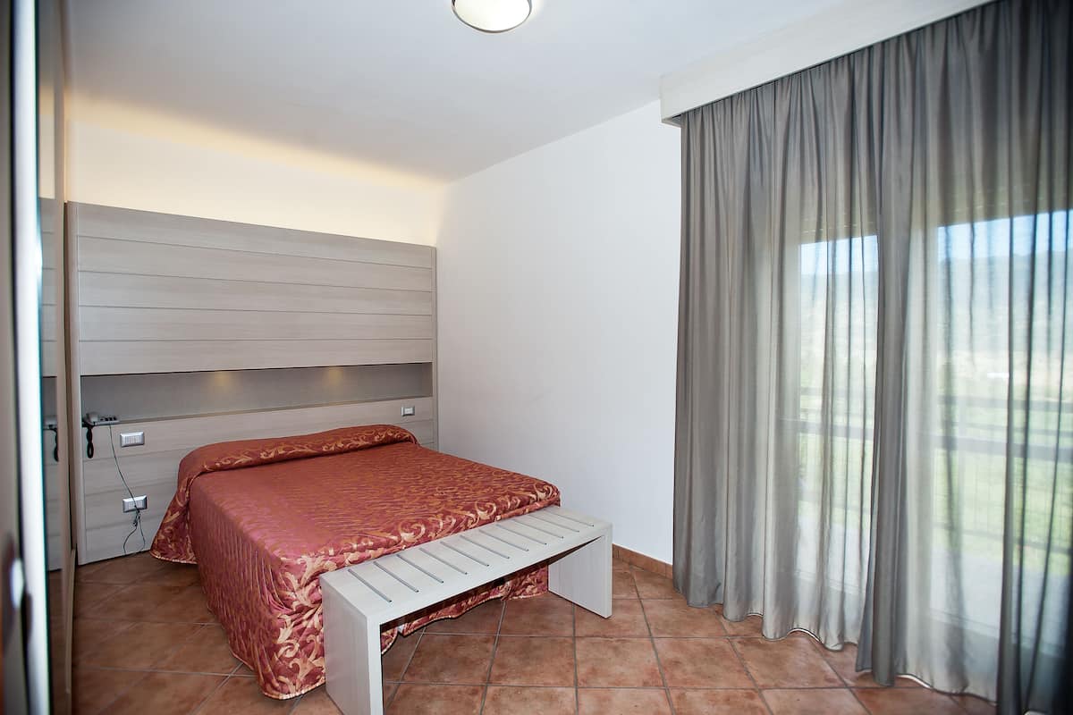 In-room safe, desk, free WiFi