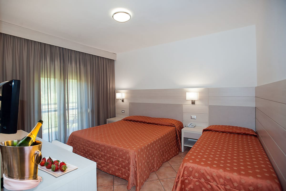 Triple Room | In-room safe, desk, free WiFi