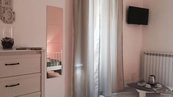 Bộ đồ giường cao cấp, bàn, phòng cách âm