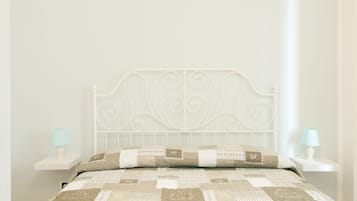 Bộ đồ giường cao cấp, bàn, phòng cách âm